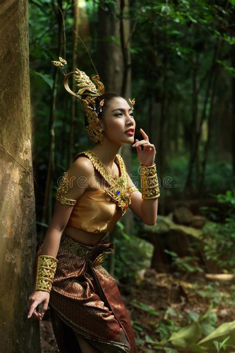 Mooie Thaise Dame In Thaise Traditionele Dramakleding Stock Foto Afbeelding Bestaande Uit
