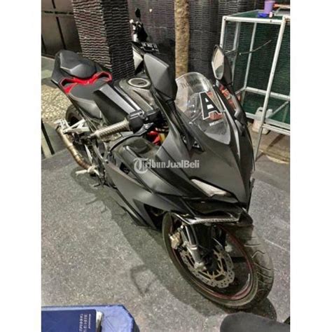 Spion ini berbentuk runcing dengan batang aluminium yang terlihat sporti. Motor Sport Murah Honda CBR 250 Bekas Tahun 2018 Black ...