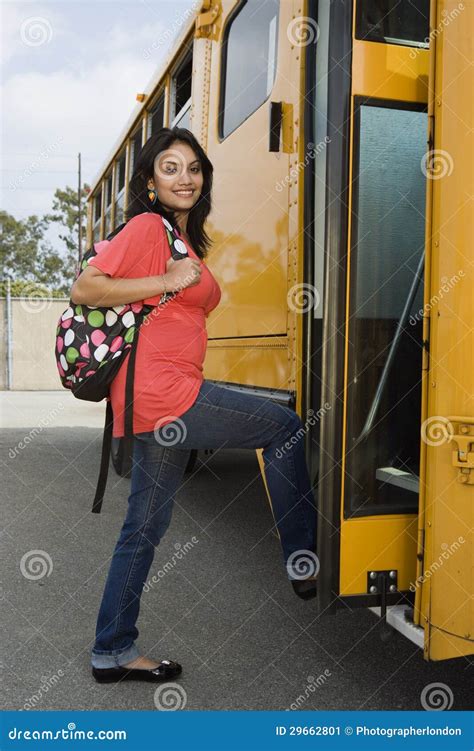 Vrouwelijke Kostschoolbus Stock Afbeelding Image Of Buiten