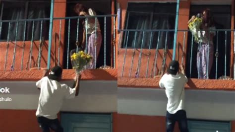 Un romántico Joven se trepó a un balcón para entregarle flores