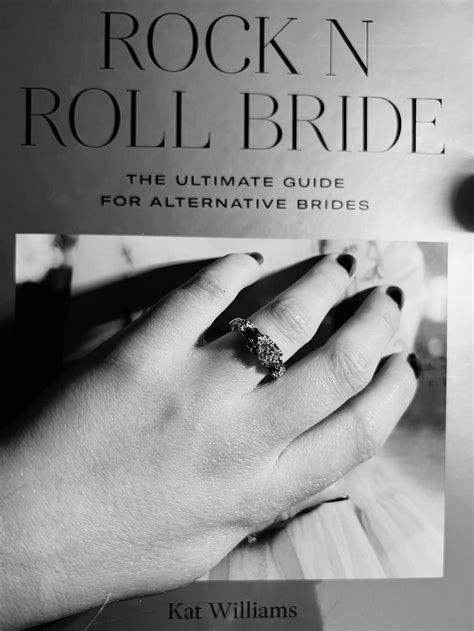 II’M ENGAGED AND MY RING HAS SKULLS ON IT! 😍 : r/GothFashion