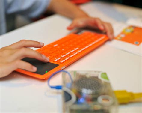 Assemble Your Own Computer With The Kano Computer Kit Getdatgadget