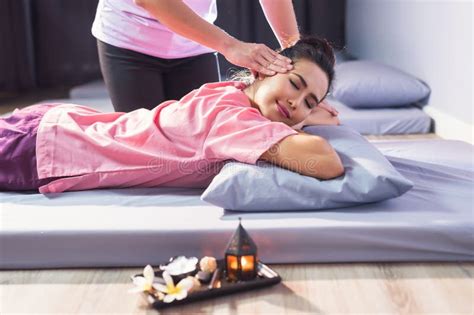 un massaggio thailandese per rilassare la donna asiatica immagine stock immagine di vestito