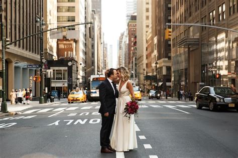 신혼 부부 포옹은 뉴욕시에서 길 중간에 서 무료 사진