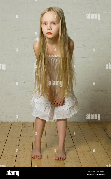 jugendlich mädchen mode modell mit blonden haaren und roten lippen stockfotografie alamy