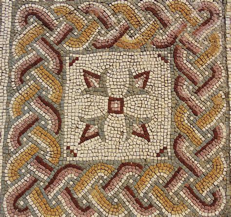 A palavra suástica tem sua primeira aparição nos clássicos épicos em sânscrito ramayana e mahabharata. Pormenor de mosaico da Casa da Cruz Suástica #mosaico # ...