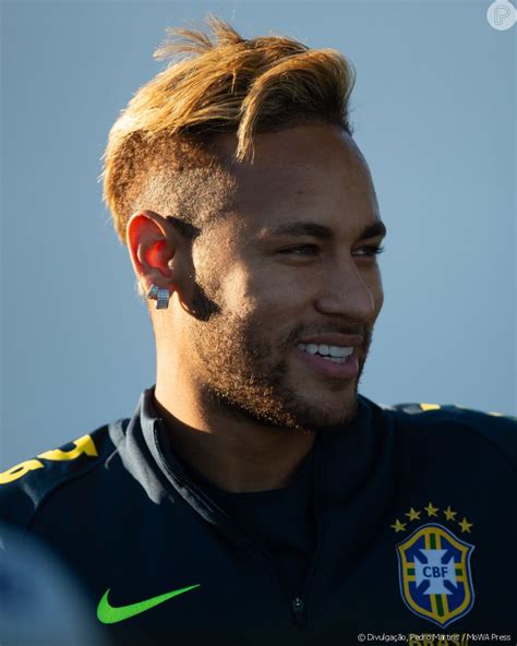 Discover more posts about psg, paris saint germain, football, champions league, ucl, kylian mbappe, and neymar. Neymar aposta em cabelo mais claro e topete em treinamento ...