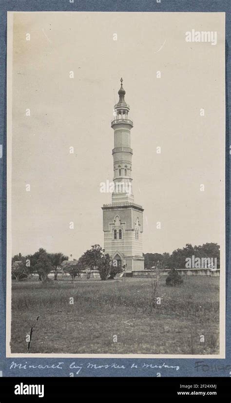 Minaret Van De Grote Moskee Masjid Raya Al Mashun En Medan Parte De Lbum De Viaje Con