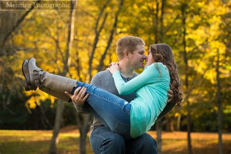 Cute Engagement Picture Pose Engagement Pictures Poses Wedding Engagement Photos Engagement