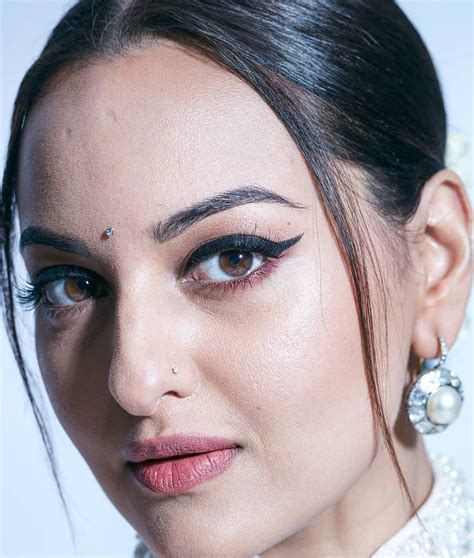 Bollywood Celebrity Sonakshi Sinha S Best Stunning Sensuous Top Pics