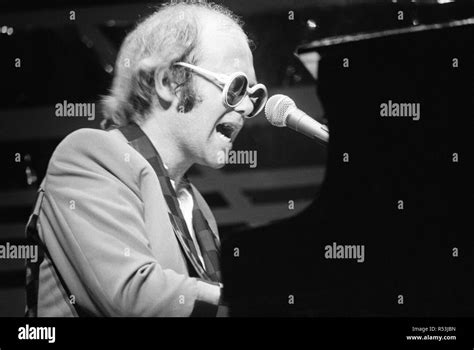 1977 Elton John Hi Res Stock Photography And Images Alamy