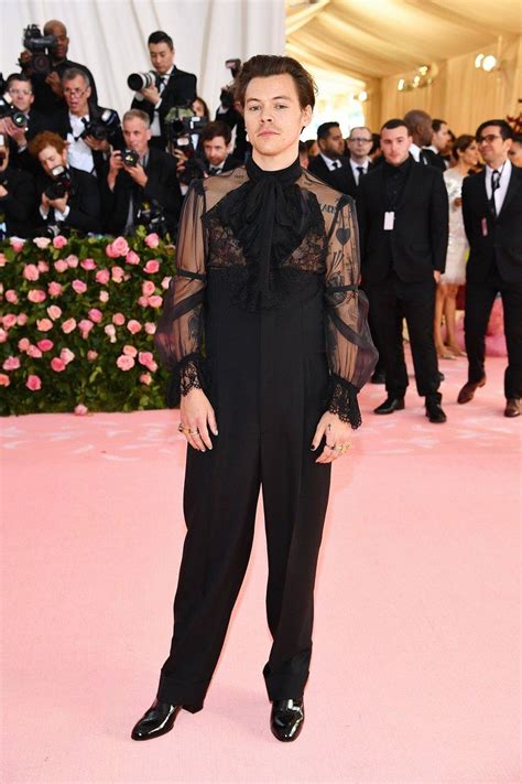 Jun 10, 2021 · sehr sparsam und ressourcen bewusst! Alle Looks vom roten Teppich der Met Gala 2019 | Promi ...