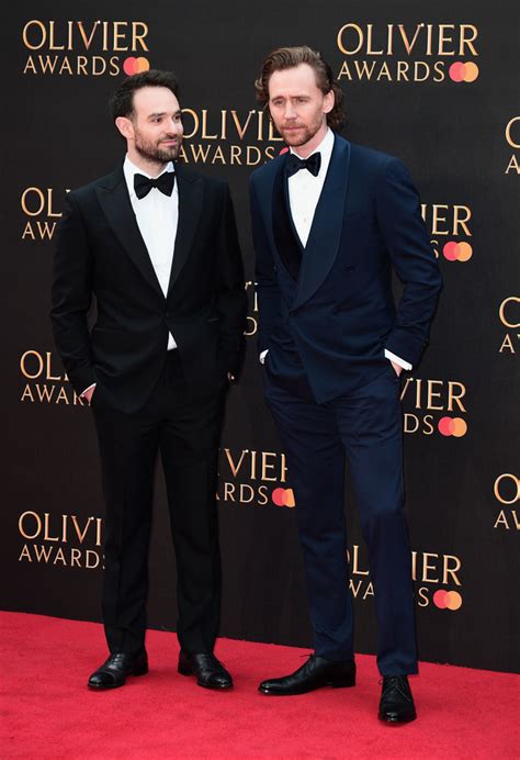 Tom Hiddleston Derrocha Elegancia En La Alfombra Roja De Los Olivier Awards