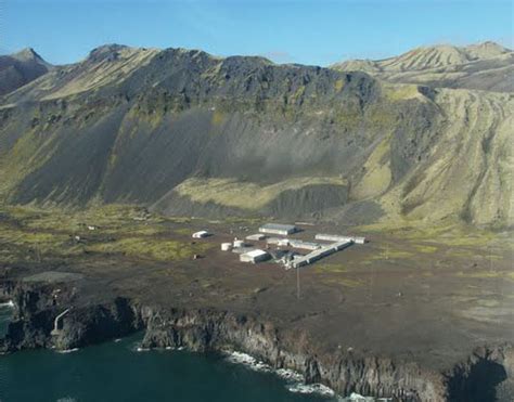 Beerenberg, the northernmost active volcano in the world, which last erupted in 1985. Islas del Mundo: Jan Mayen