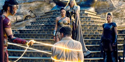 Wonder Woman Brings 'Lasso of Truth' To DCEU | Screen Rant