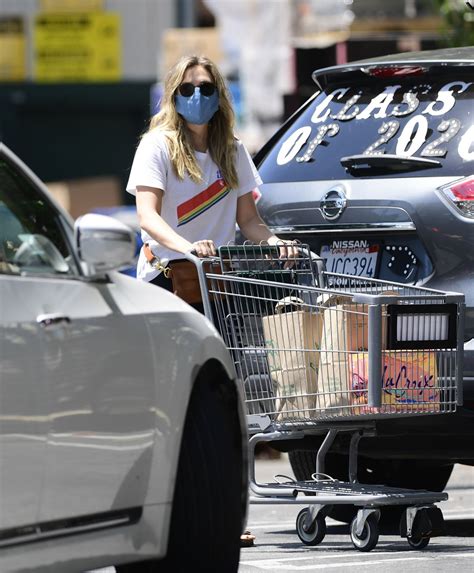 Последние твиты от elizabeth olsen (@velizabetholsen). ELIZABETH OLSEN Shopping at Whole Foods in Los Angeles 06 ...