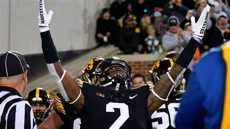 Leistikow: Indianapolis-bound Iowa football team keeps improving