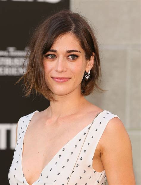 Lizzy Caplan Is Engaged Charlize Theron Hair Short Hair Styles Caplan