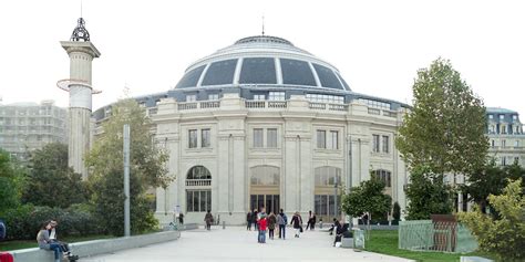 La construction d'escaliers et de passerelles permettra une circulation aisée entre les différents espaces. Fondation Pinault : Tadao Ando dévoile son projet ...