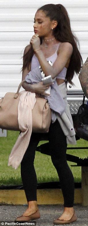 Ariana Grande Looks Battered While Filming A Scream Queens Gory Scene Daily Mail Online