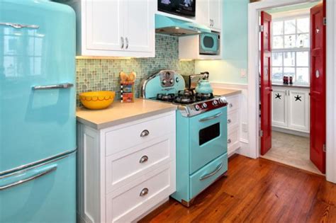 These retro appliances and décor give your kitchen a unique, nostalgic feel to it. How To Create A Funky, Retro Kitchen
