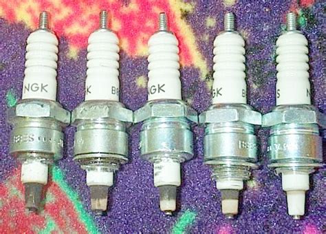 Spark plug thread or cylinder head. Question about spark plugs color