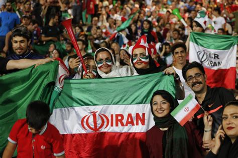 Wählen sie aus illustrationen zum thema iranische frauen von istock. Tabubruch nach fast 40 Jahren: Fußball-Karten für ...