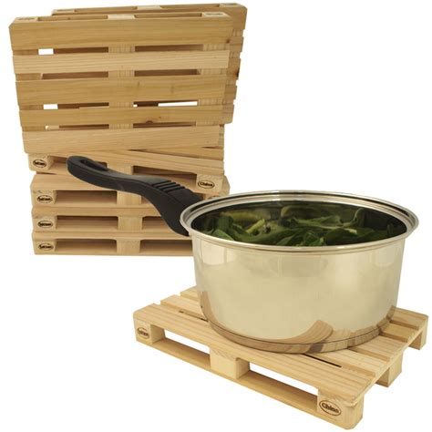 Wir haben eine leere weinkiste auf ihm befestigt und freuen uns jeden tag darüber, wie viel spaß er macht. Geschenkwichtel - Topf-Untersetzer Euro-Palette aus Holz ...