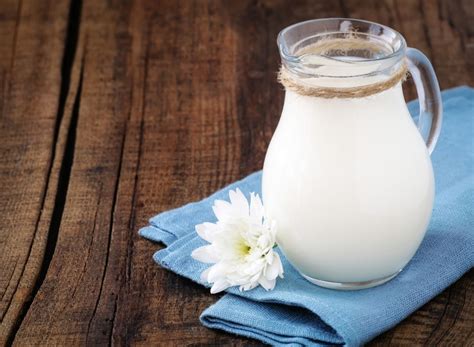 surprising side effects of drinking skim milk say dietitians — eat this not that