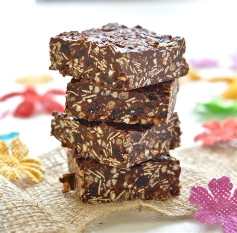These indulgent chocolate mousse cups with viennese crunch will definitely be the highlight of your sweet table. Chocolate Tahini Crunch Bars | FaveHealthyRecipes.com