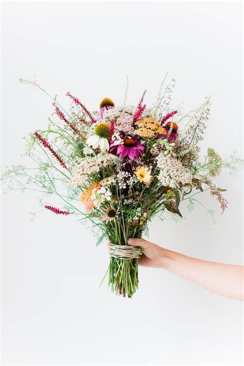 Bunch of flowers refers to one of several wildlife items. Un bouquet de style Biedermeier ou un bouquet champêtre ...