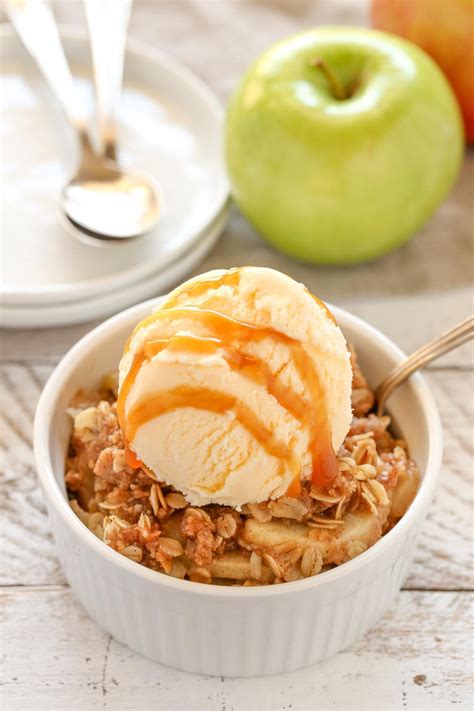 An Easy Cinnamon Apple Crisp Recipe Made With Sliced Apples And A Crispy Brown Sugar Oat Topping