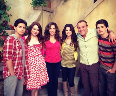 Wizards of waverly place focuses on the russos. The "Wizards Of Waverly Place" Cast Tweet About Wrapping ...