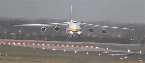 Watch This Massive An 124 Tackle An Extreme Crosswind