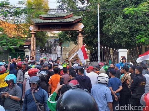 Itu dikarenakan ratusan massa dari berbagai ormas mengepung asrama mahasiswa papua. Ini Kronologi Ketegangan di Asrama Mahasiswa Papua Versi ...