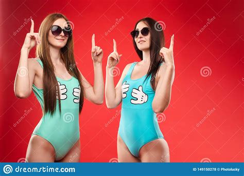 Slim Girls In Swimsuits And Sunglasses Stockfoto Bild Von D Nn