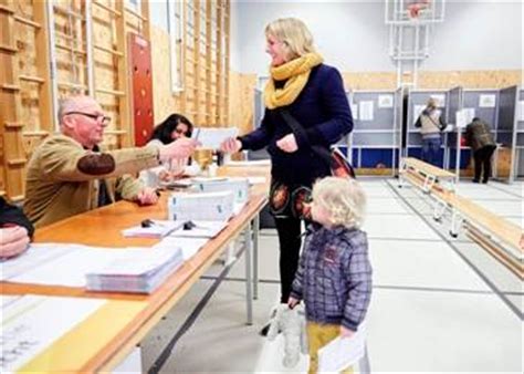 In elk stembureau zorgen drie personen voor de goede gang van zaken. Herindelingen | Verkiezingen | Kiesraad.nl