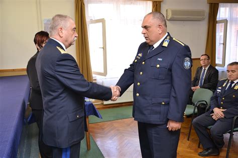 Erőss jános muzeológus, tanár és csontfaragóművész 1997. Elismeréseket adtak át a Rendőrség Napja alkalmából - 112 ...
