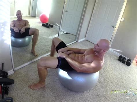Porn Stud Johnny Sins Jerks Off While Working Out Vidéos