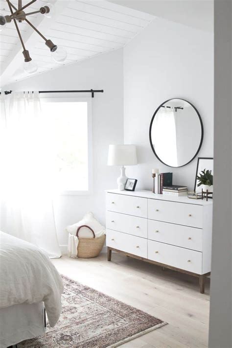 Minimalism has long been a popular look for social areas of the. 40 Simple and Chic Minimalist Bedrooms