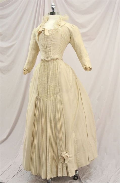Victorian 1890s Cream Wool And Netting Pleated Long Tailed Bodice Bustle