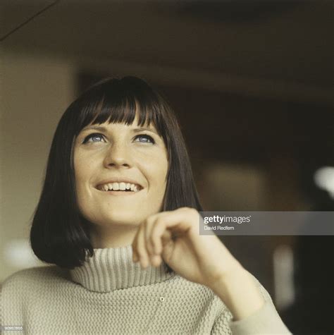 english singer sandie shaw posed circa 1964 nachrichtenfoto getty images