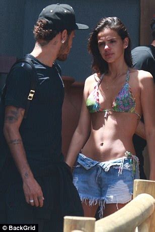 Текущий клуб, за который играет неймар. Neymar kisses girlfriend Bruna Marquezine in Brazil ...