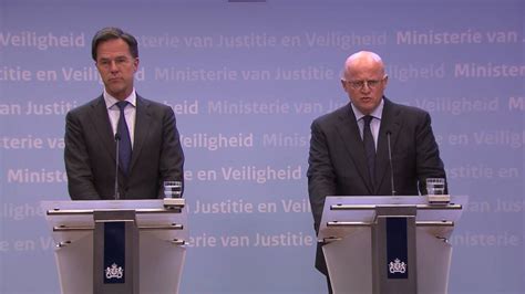 Перевод контекст ' persconferentie c голландский на русский от reverso context: Rutte: vlaggen op overheidsgebouwen vandaag halfstok | NOS