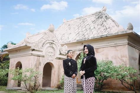 Foto prewedding lucu elegan jawa kuno klasik di candi plaosan | foto prewed hashya+reza by poetrafoto, fotografer prewedding jogja, yogyakarta prewedding photographer indonesia. Prewedding Adat Jawa Klasik Hijab - 15 Spot Prewedding ...