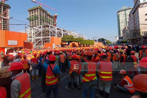 Es war bereits der vierte tag der proteste in folge. BYMA Myanmar construction workers protest against unpaid ...
