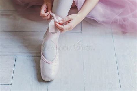 Les Mains De Ballerine Met Des Chaussures De Pointe Sur La Jambe Dans