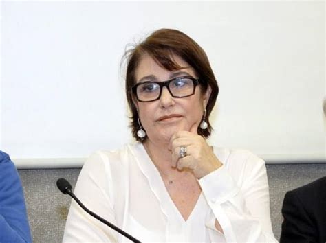 Lei è la relazione di tutte le cose, con queste parole roberto vecchioni parla della sua seconda moglie daria colombo, la donna che gli ha permesso di avere una seconda chance con l'amore. Daria Colombo, fondatrice dei Girotondi, in piazza con le ...