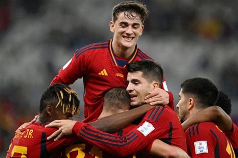 España destrozó a la selección costarricense en su primer partido del
