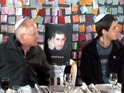 מחצות אובחנו 922 חולים ונפטרו שני בני אדם. קבלת שבת עצובה: בלי גלעד, באוהל המחאה
